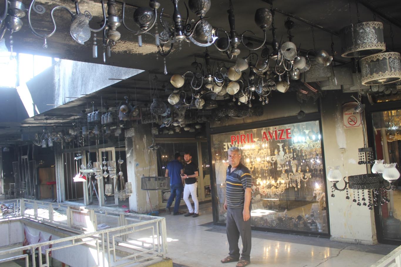 HÜDA PAR Şanlıurfa Milletvekili adayı Lokman Yalçın, beraberindeki heyetle, Avrupa Pasajı’nda önceki gün çıkan yangında iş yerleri hasar gören esnafı ziyaret ederek, ‘geçmiş olsun’ dileklerini iletti.

